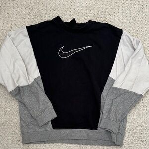 Nike Men's Black, White, and Gray Crewneck Sweater